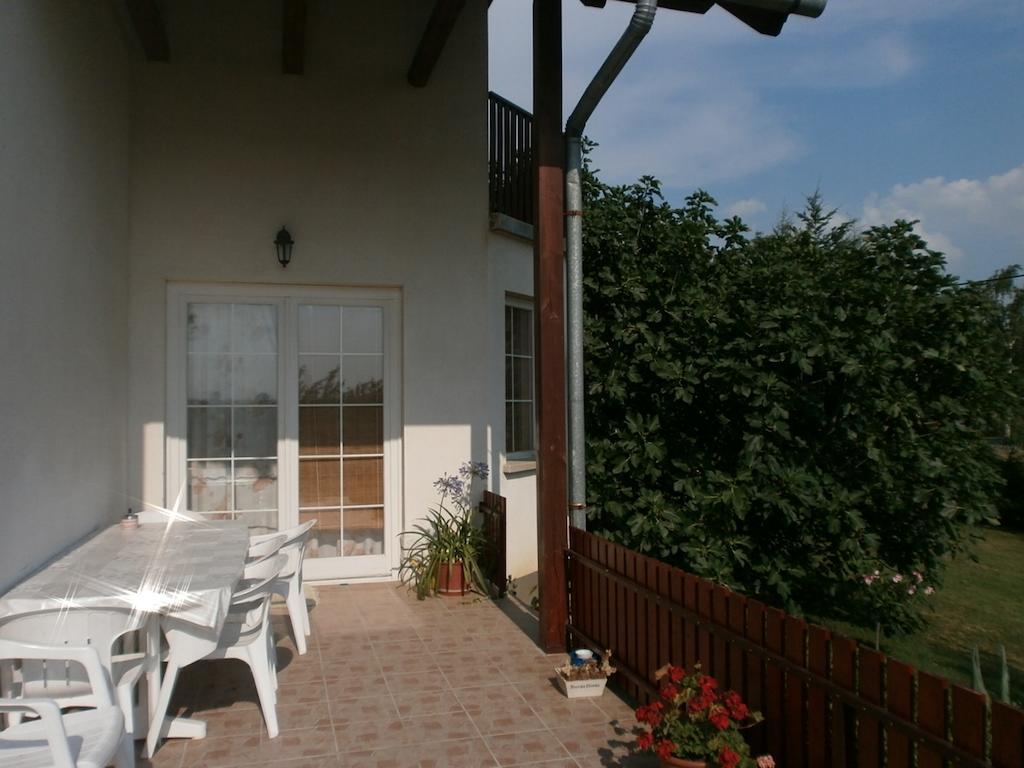Feher Rozsa Apartman Cserszegtomaj Rum bild